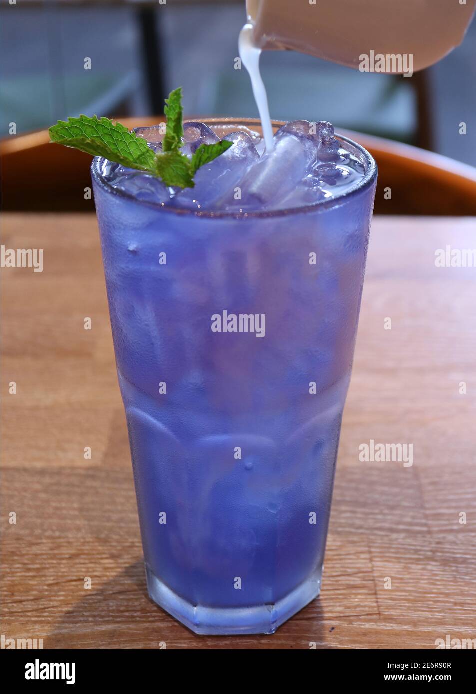 https://c8.alamy.com/comp/2E6R90R/color-of-iced-butterfly-pea-flower-tea-changing-when-being-added-with-some-fresh-lime-juice-2E6R90R.jpg