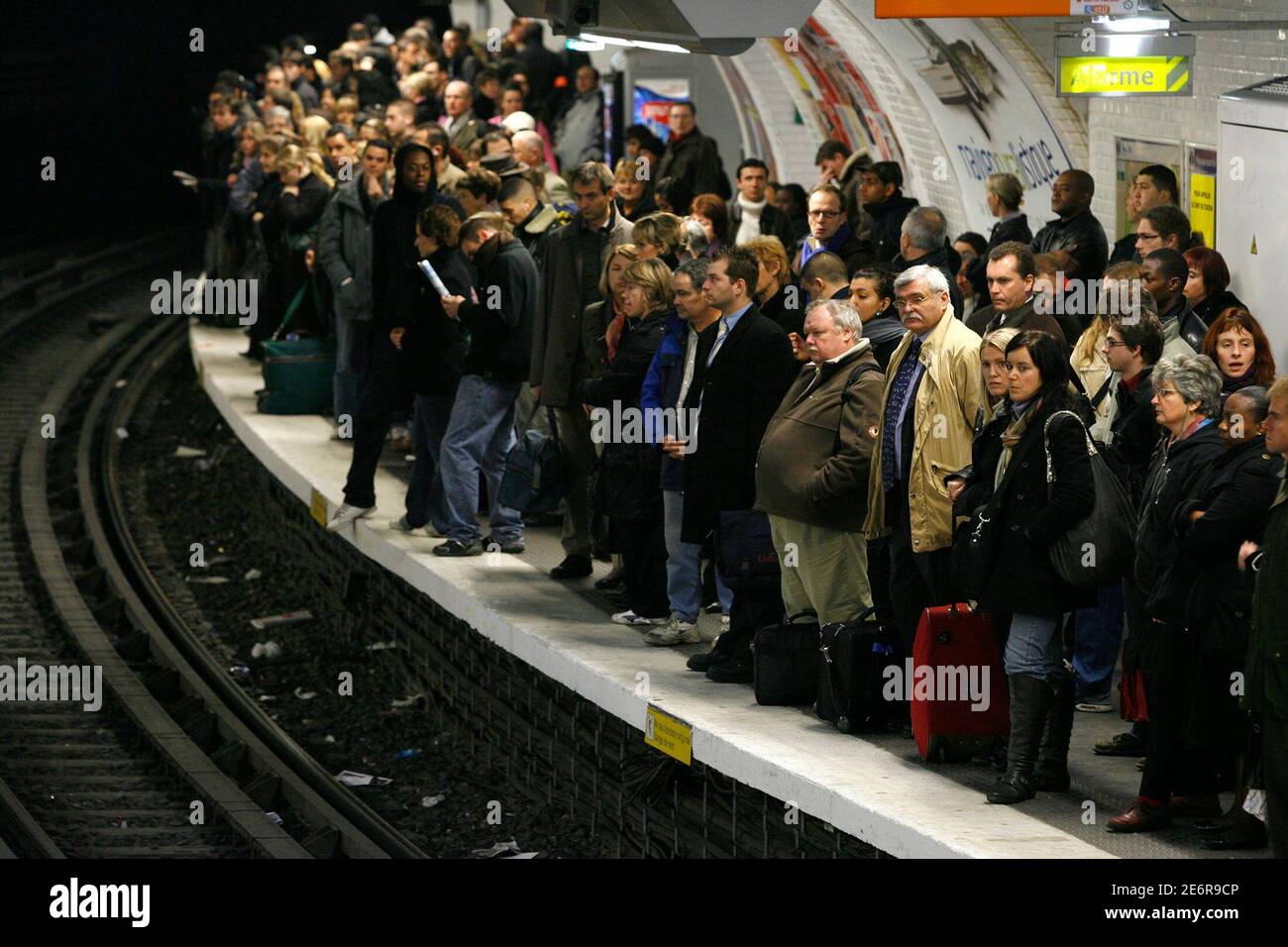 Commuters wait for a metro at Gare de l'Est subway station in Paris November 22, 2007, during a nationwide strike by French transport workers to protest against a pensions reform. French commuters faced another day of transport delays on Thursday but there was growing hope that an end was in sight to a nine-day strike to protest one of President Nicolas Sarkozy's key economic reforms.      REUTERS/Benoit Tessier (FRANCE) Stock Photo