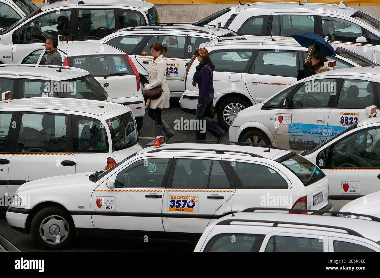 Rome taxis hi-res stock photography and images - Page 2 - Alamy