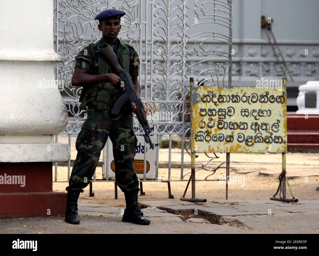 Buddhist temple srilanka people hi-res stock photography and images - Page  2 - Alamy