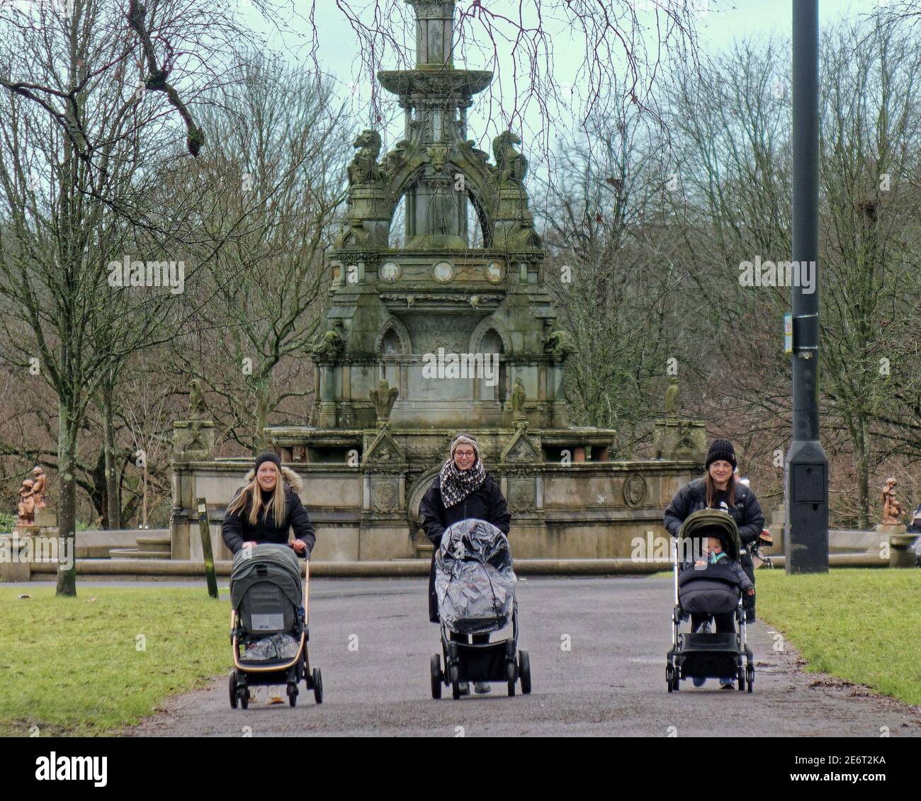 Glasgow, Scotland, UK. 29th January, 2021Lockdown Friday full of  to misery as the rain came back and deserted streets in the town centre shopping areas. With  kelvingrove park and its art gallery grounds providing safe areas for nice families to get out.and do wacky races. Credit Gerard Ferry/Alamy Live News Stock Photo