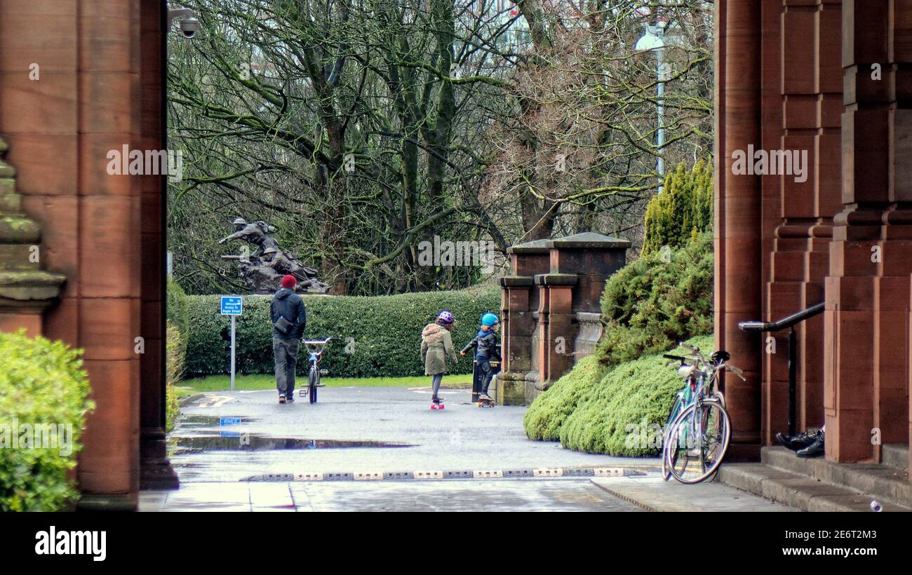 Glasgow, Scotland, UK. 29th January, 2021Lockdown Friday full of  to misery as the rain came back and deserted streets in the town centre shopping areas. With  kelvingrove park and its art gallery grounds providing safe areas for nice families to get out. y. Credit Gerard Ferry/Alamy Live News Stock Photo
