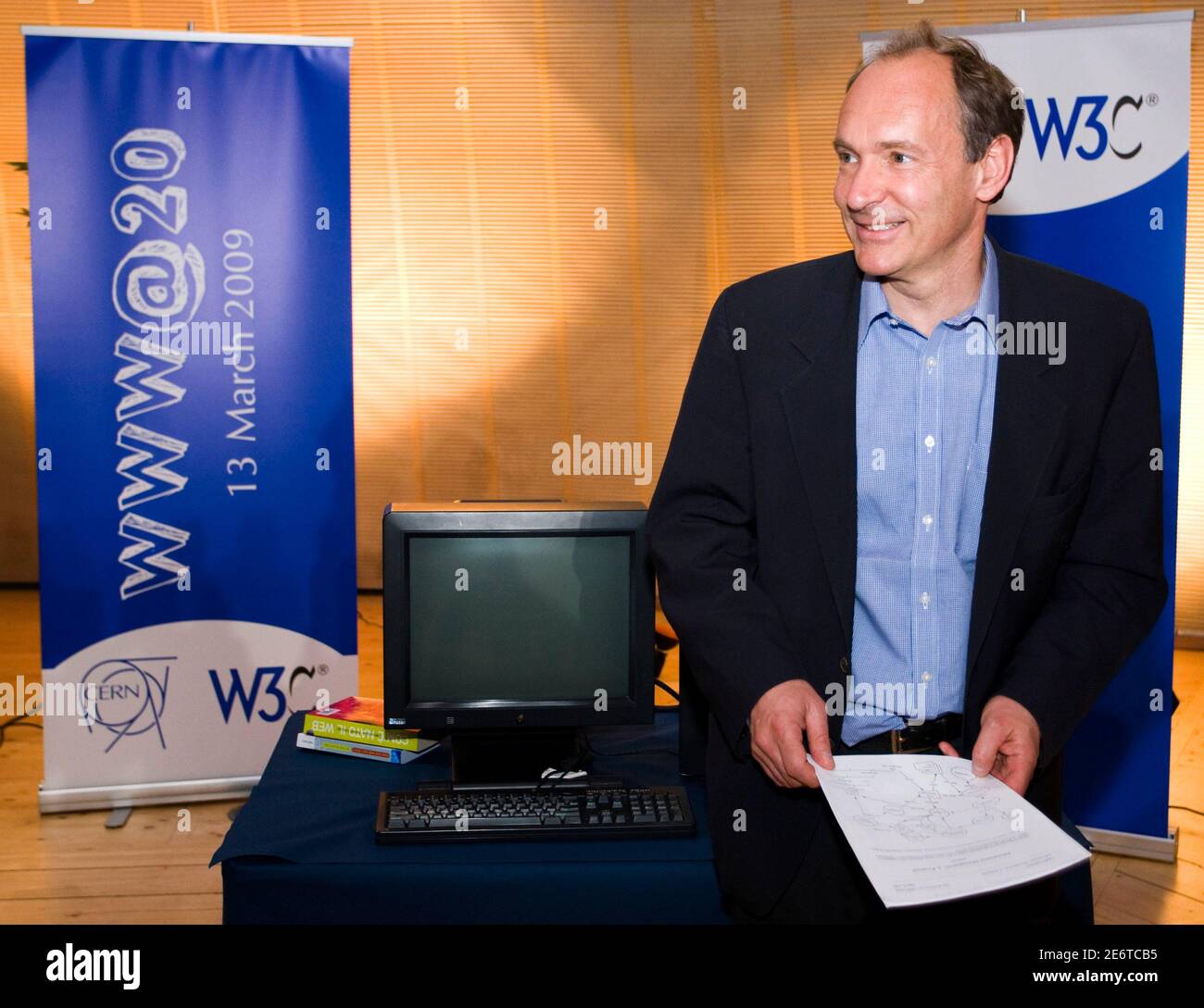 frihed tjeneren møde Tim Berners-Lee, credited with inventing the World Wide Web, poses with the  NeXT computer, first web server, hypermedia browser and web editor, during  a photo call before a conference marking the 20th