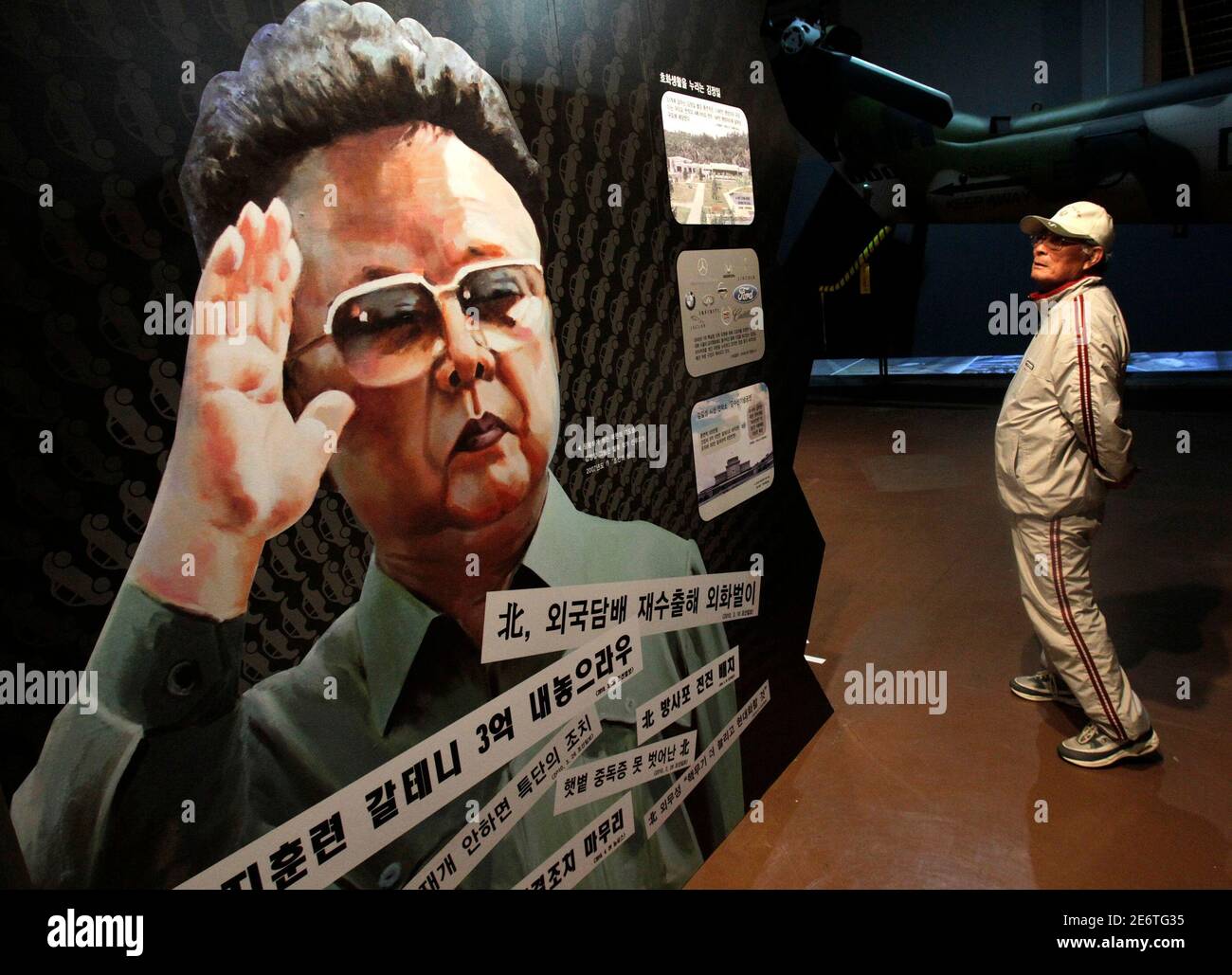 A man looks at a portrait of North Korean leader Kim Jong-il during the Korean War exhibition at the Korean War Memorial Museum in Seoul May 23, 2010. The United Nations Command (UNC) has launched an investigation into whether North Korea violated the Korean War armistice by sinking one of the South's naval ships, the U.N. body said on Saturday. North Korea denounced the probe as a 'bogus mechanism.'  REUTERS/Jo Yong-Hak (SOUTH KOREA - Tags: POLITICS MILITARY IMAGES OF THE DAY) Stock Photo