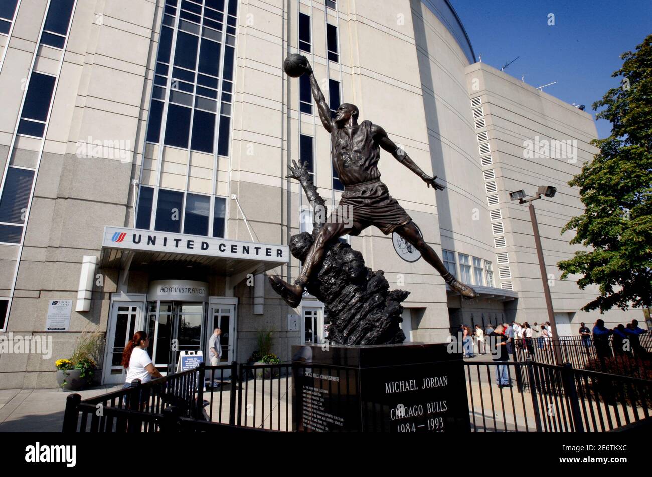 CHICAGO, USA- 6 OKTOBER 2007:  Match Arena United Center in Chicago. Statue of Michael Jordan outside. Stock Photo