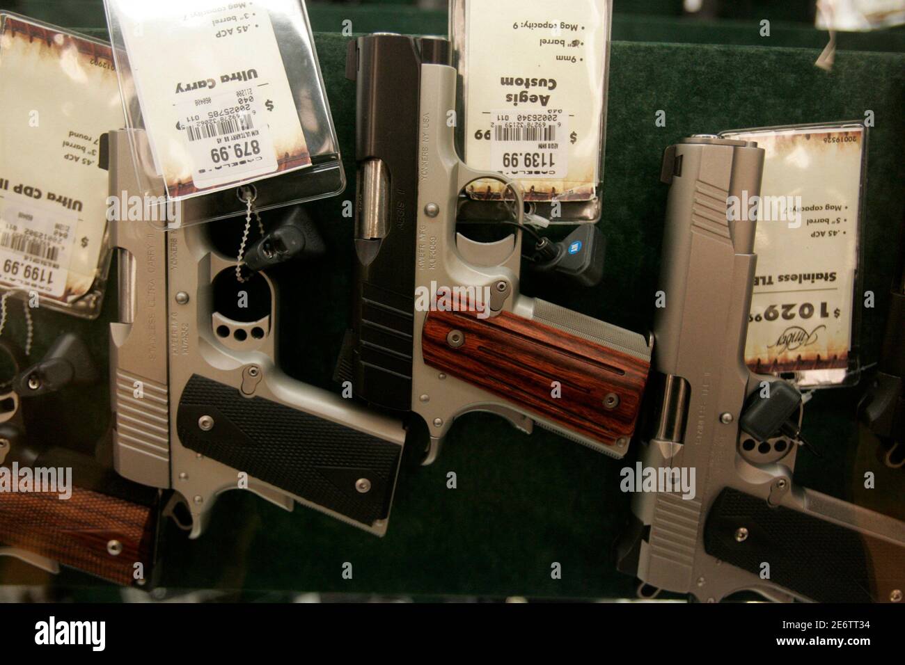 Cabelas gun hires stock photography and images Alamy