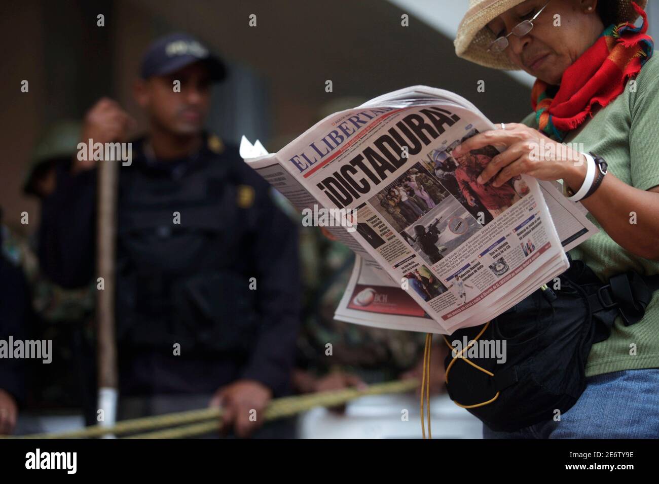 A supporter of Honduras' ousted President Manuel Zelaya reads a copy of the 'El Libertador' newspaper with the headline 'Dictatorship' outside the National Congress in Tegucigalpa July 20, 2009. Honduras' de facto leader Roberto Micheletti came under increased pressure on Monday to hand power back to the ousted president with Europe halting economic aid and top Latin American officials warning of bloodshed if he does not back down. REUTERS/Edgard Garrido (HONDURAS POLITICS CONFLICT MEDIA) Stock Photo