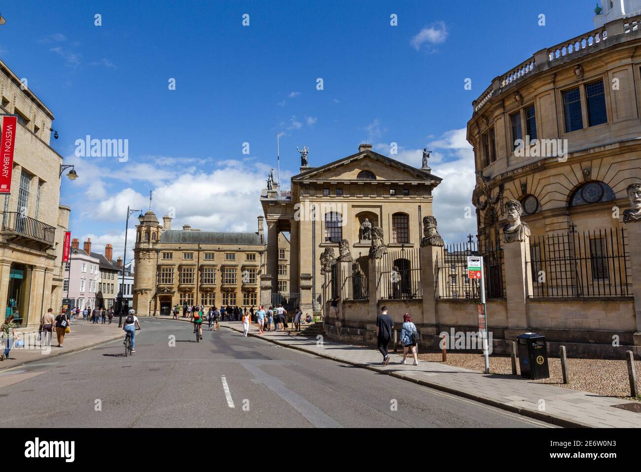 General view down Broad Street towards the Weston Library (L) and Clarendon Building (R), Oxford, Oxfordshire, UK. Stock Photo