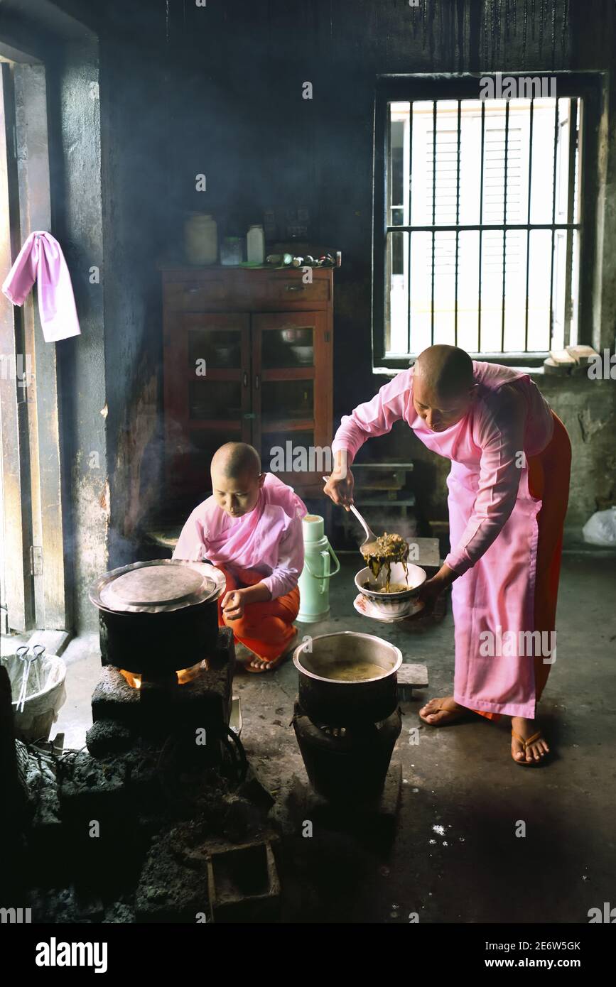 Myanmar (Burma), Sagaing, Thilashins (nuns) cooking lunch Stock Photo