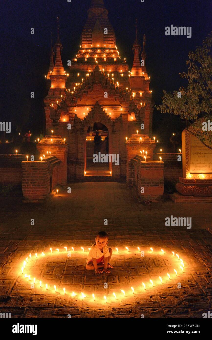 Myanmar (Burma), Bagan, Shwe Mann temple, Thadingyut festival of lights