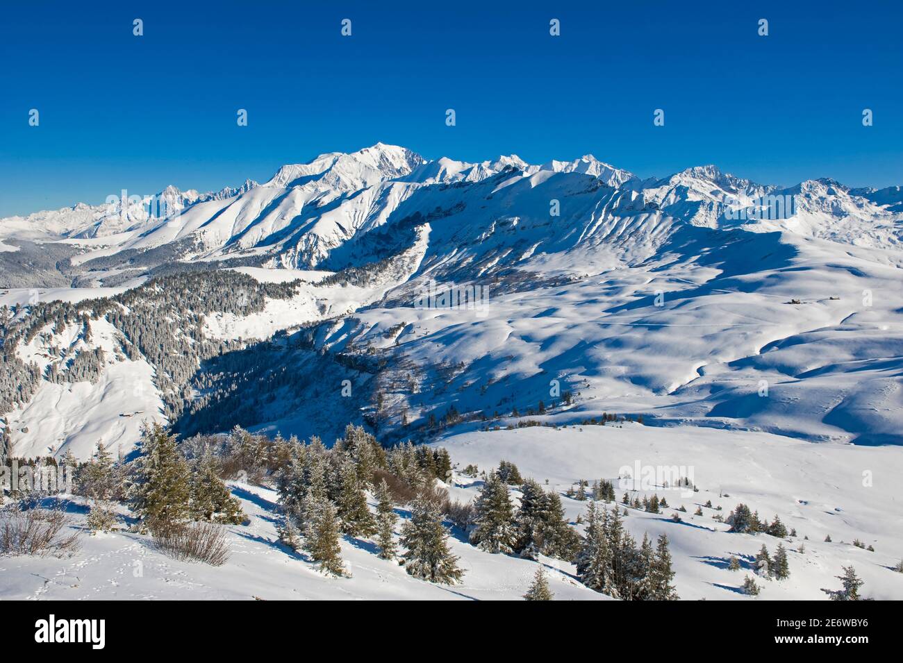 France, Haute Savoie, Beaufortain massis, Val d'Arly, Mont Blanc country, ski touring at Very crete, from the top view on Mont Blanc Stock Photo