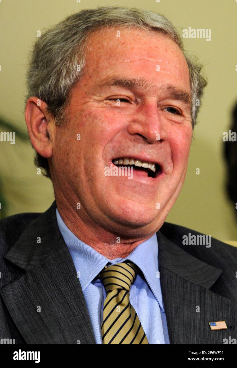 U.S. President George W. Bush laughs at remarks to the media by El Salvador's President Tony Saca after a bilateral meeting in the Oval Office at the White House, December 16, 2008.     REUTERS/Mike Theiler  (UNITED STATES) Stock Photo