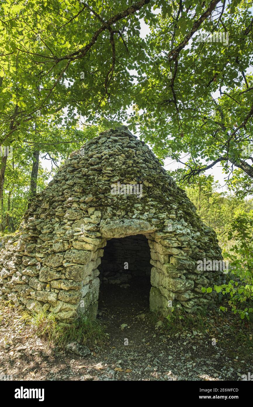 France, Lot, Lendou-en-Quercy, Lascabanes hamlet on the Via Podiensis, one of the pilgrim routes to Santiago de Compostela or GR 65, dry stone hut Stock Photo