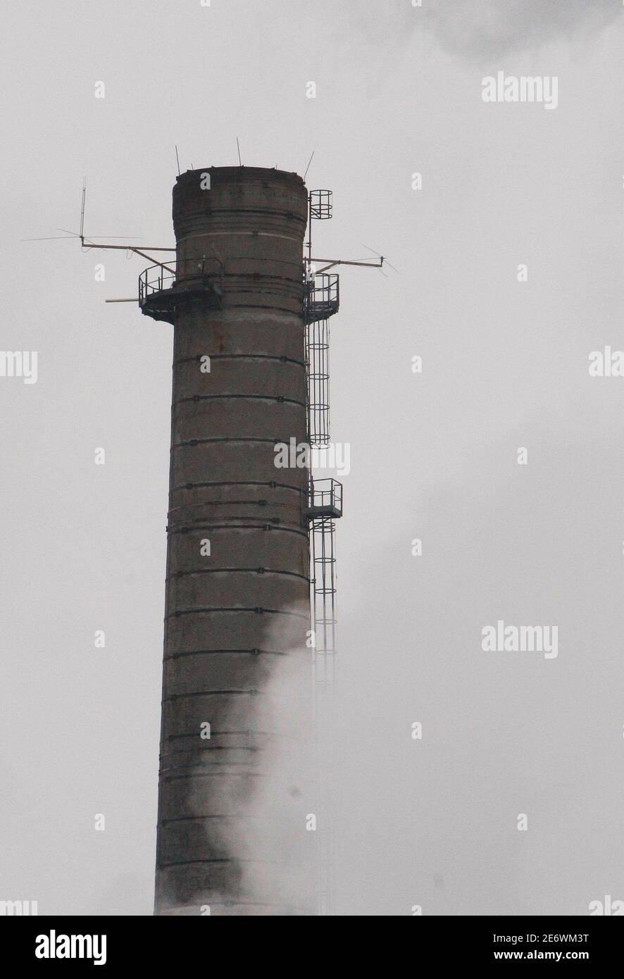 Water vapour billows from smokestacks at the Smurfit Kappa Cellulose du Pin  plant in Facture, south-western France, December 22, 2009. REUTERS/Regis  Duvignau (FRANCE - Tags: ENVIRONMENT Stock Photo - Alamy