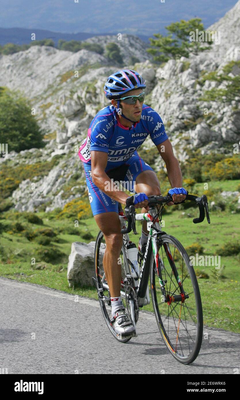 Lampre-Caffita's Gilberto Simoni rides during the 14th stage of the Tour of  Spain in Lagos de Covadonga September 10, 2005. Spain's Eladio Jimenez won  the stage and Menchov of Russia retains the