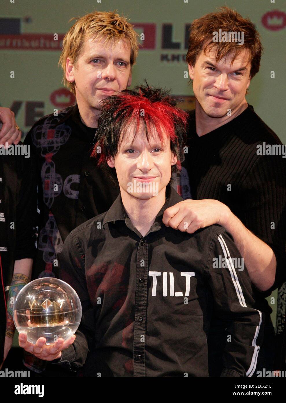Members of German punk band "Die Toten Hosen" pose with their lifetime  achievement award at the "Eins Live Krone 2007", Germany's biggest radio  award, in the town of Bochum December 6, 2007.