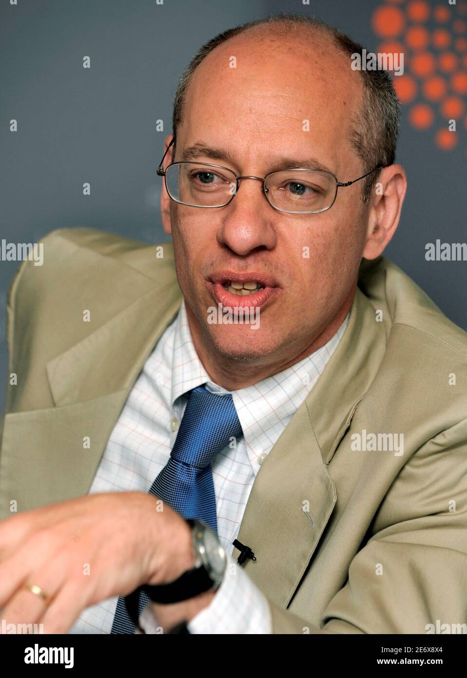 Federal Trade Commission (FTC) Chairman Jon Leibowitz briefs reporters on his agency's plans for consumer protection on such issues as the consolidation of the pharmaceutical industry and mortgage fraud, as well as pending Congressional legislation, at the Reuters Financial Regulation Summit  in Washington, April 27, 2009.   REUTERS/Mike Theiler   (UNITED STATES POLITICS BUSINESS) Stock Photo