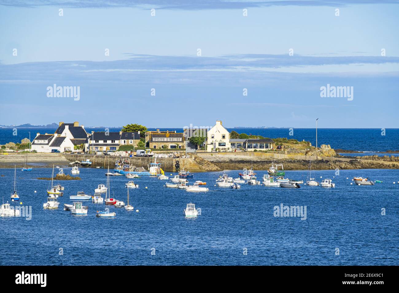 France, Cotes d'Armor, Tredrez-Locquemeau along the GR 34 hiking trail or customs trail, Pointe de Sehar Stock Photo
