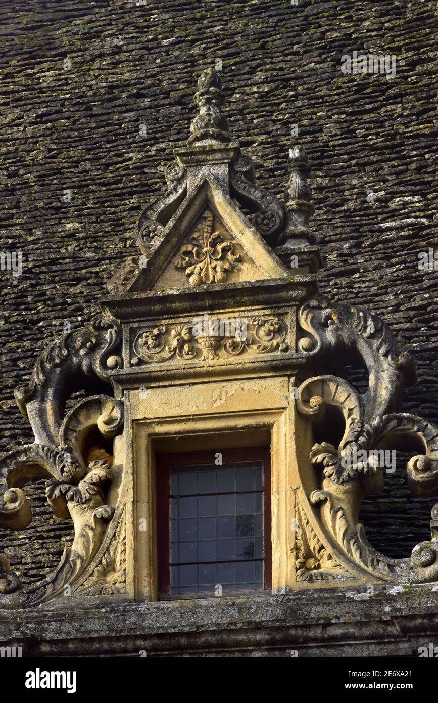 Fenetre bretonne avec rideaux en crochet, Bretagne Stock Photo - Alamy