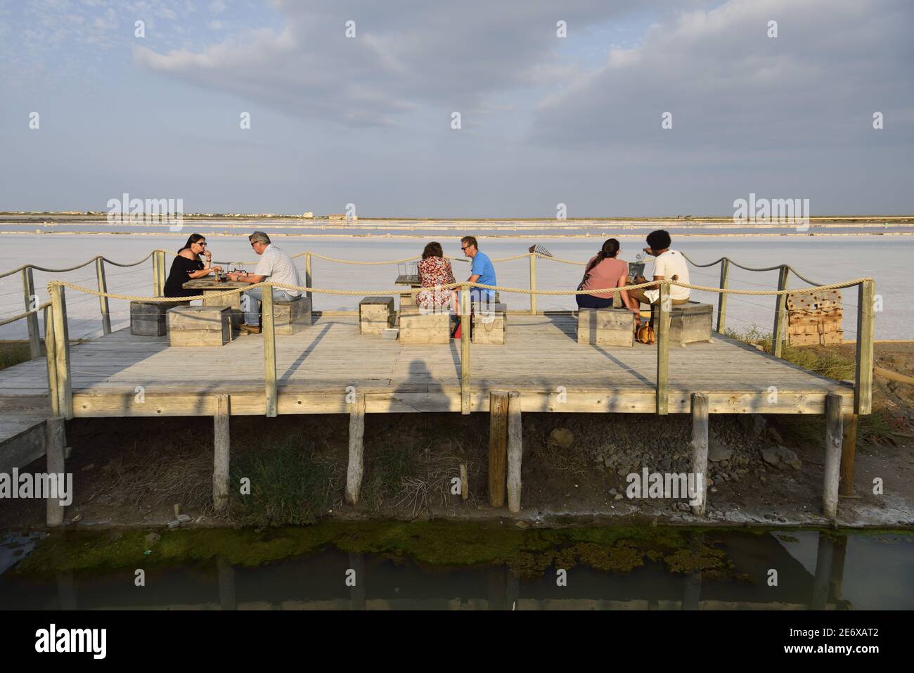 France, Aude, Gruissan, Salin de Saint Martin (Saint Martin Salt flats), Restaurant La Cambuse du Saunier, Degustation de fruits de mer (Seafood tasting) Stock Photo