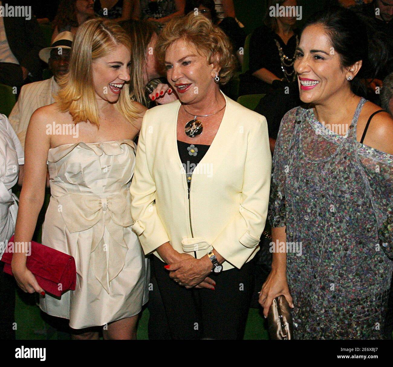 Brazil's first lady Marisa Leticia (C), actresses Juliana Baroni and Gloria  Pires (L) pose during the premiere of the film "Lula O Filho do Brasil"  (Lula the Son of Brazil) at the