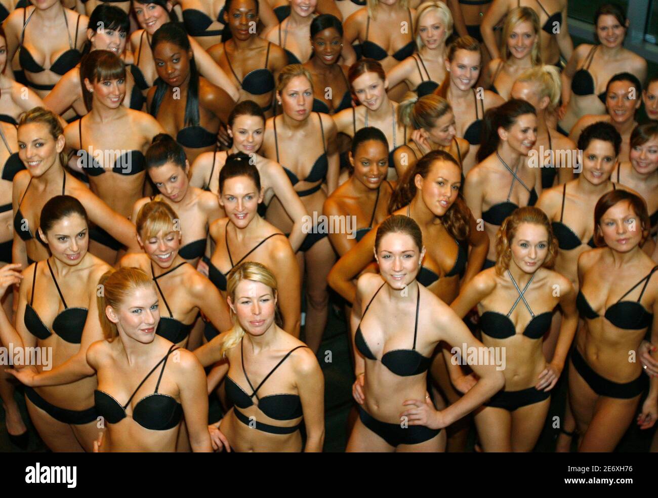 One hundred girls pose wearing the new Wonderbra Multiplunge bra in the  National Portrait Gallery in London November 16, 2006. REUTERS/Stephen Hird  (BRITAIN Stock Photo - Alamy