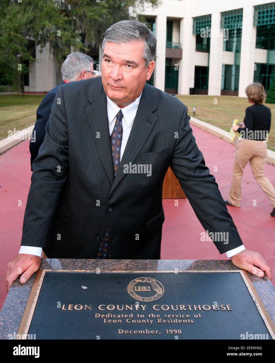 Florida State Attorney Mark Ober, appointed by Florida Governor Jeb Bush to prosecute the Martin Lee Anderson case, speaks to reporters before a news conference in front of the Leon County Florida Courthouse November 28, 2006 after charges were filed against seven guards and one nurse in Bay County Florida for the aggravated manslaughter of 14-year-old Martin Lee Anderson at the Bay County Florida juvenile boot camp in January 2006.  REUTERS/Mark Wallheiser (UNITED STATES) Stock Photo