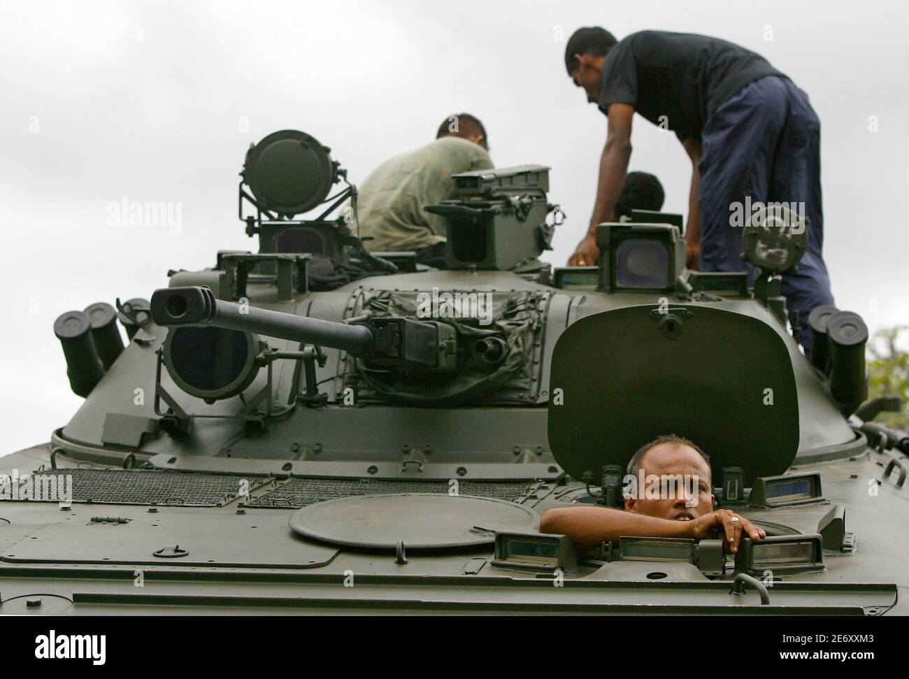 Army engineers prepare a tank for display to the public in the lead up to the Army's 60th anniversary in Colombo, September 29, 2009. The Sri Lankan Army will celebrate its 60th anniversary and its defeat of the Liberation Tigers of Tamil Eelam (LTTE) throughout the month of October with military parades, weapons exhibitions, and a show of military force through demonstrations. REUTERS/Andrew Caballero-Reynolds  (SRI LANKA CONFLICT ODDLY) Stock Photo