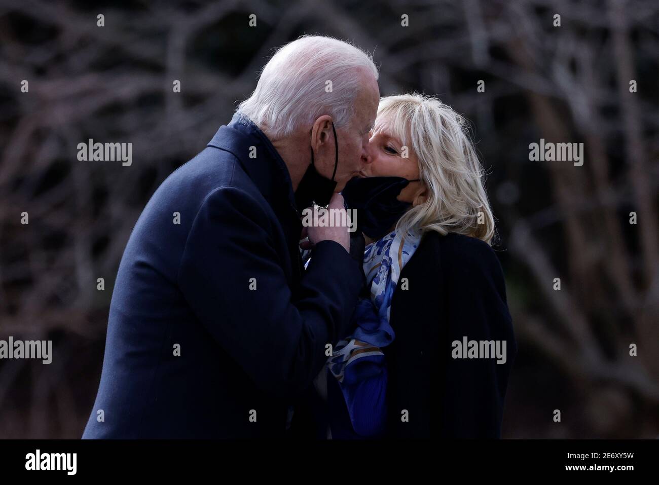 Page 2 - Kiss Goodbye High Resolution Stock Photography and Images - Alamy