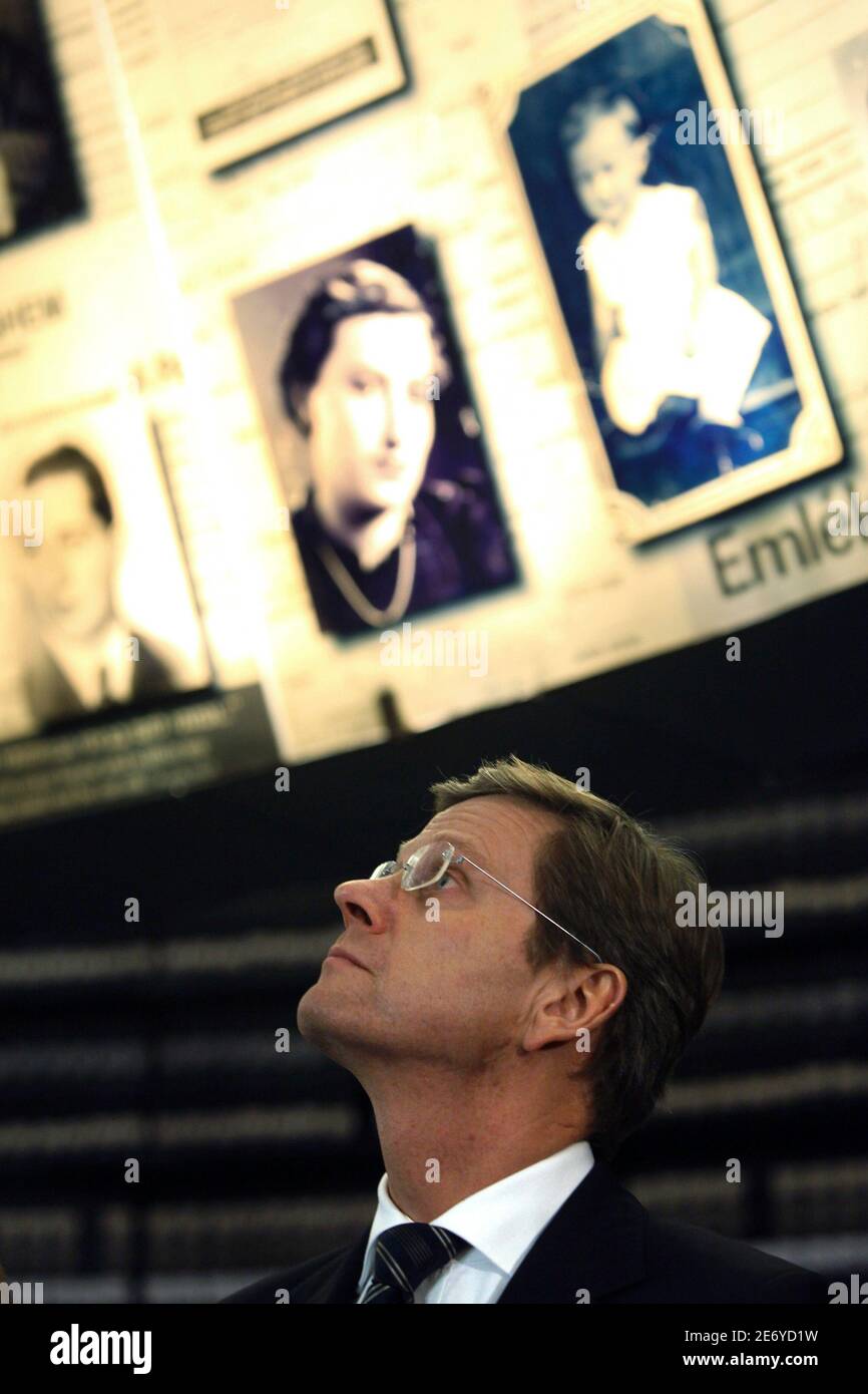 German Foreign Minister Dr. Guido Westerwelle looks up at photos of slain Jews in the Hall of Names at the Yad Vashem Holocaust Memorial Museum in Jerusalem November 23, 2009.    REUTERS/David Silverman/Pool    (JERUSALEM POLITICS) Stock Photo