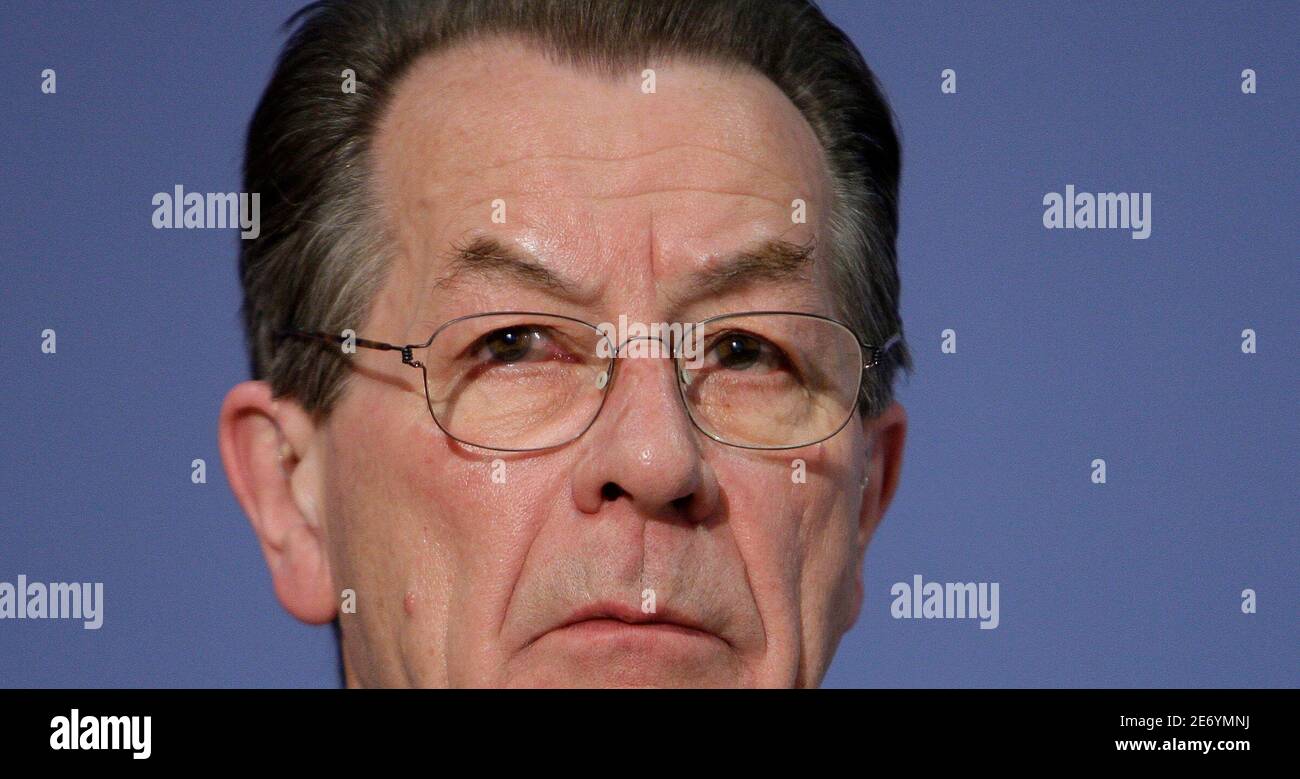 Franz Muentefering, leader of Germany's Social Democratic Party SPD, attends a news conference on an economic report in Berlin, November 25, 2008. REUTERS/Tobias Schwarz (GERMANY) Stock Photo