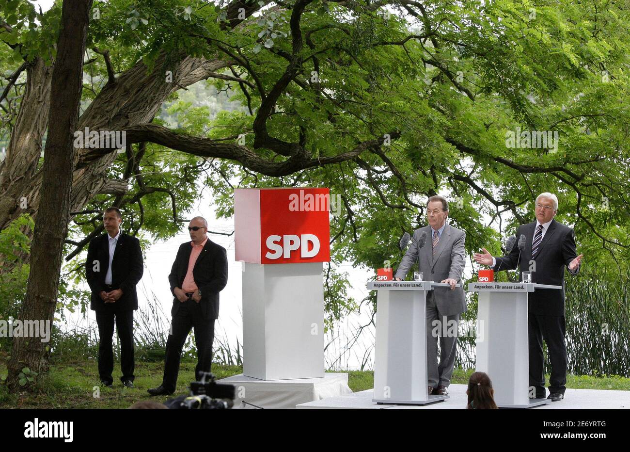 Frank-Walter Steinmeier (R) Germany's Social Democratic candidate for chancellor and SPD leader Franz Muentefering address the media in Potsdam, July 30, 2009. REUTERS/Tobias Schwarz (GERMANY POLITICS ELECTIONS) Stock Photo