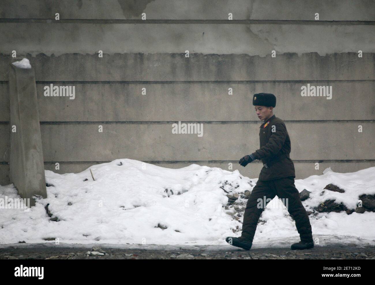 A North Korean soldier guards the bank of Yalu River near the North Korean town of Sinuiju, opposite the Chinese border city of Dandong, December 11, 2009. North Korea indicated on Friday it was ready to end its year-long boycott of nuclear negotiations, following talks in the reclusive state this week with a U.S. envoy to try to revive a disarmament-for-aid deal. REUTERS/Jacky Chen (NORTH KOREA POLITICS MILITARY) Stock Photo