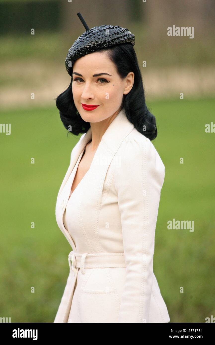 Dita von Teese arrives to Dior's Haute-Couture Spring-Summer 2007