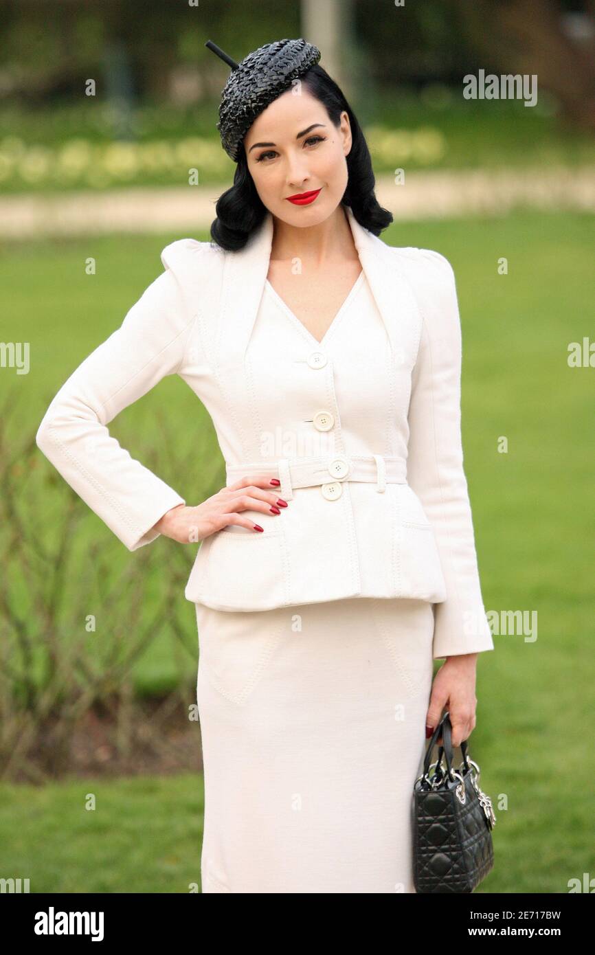 Dita von Teese arrives to Dior's Haute-Couture Spring-Summer 2007