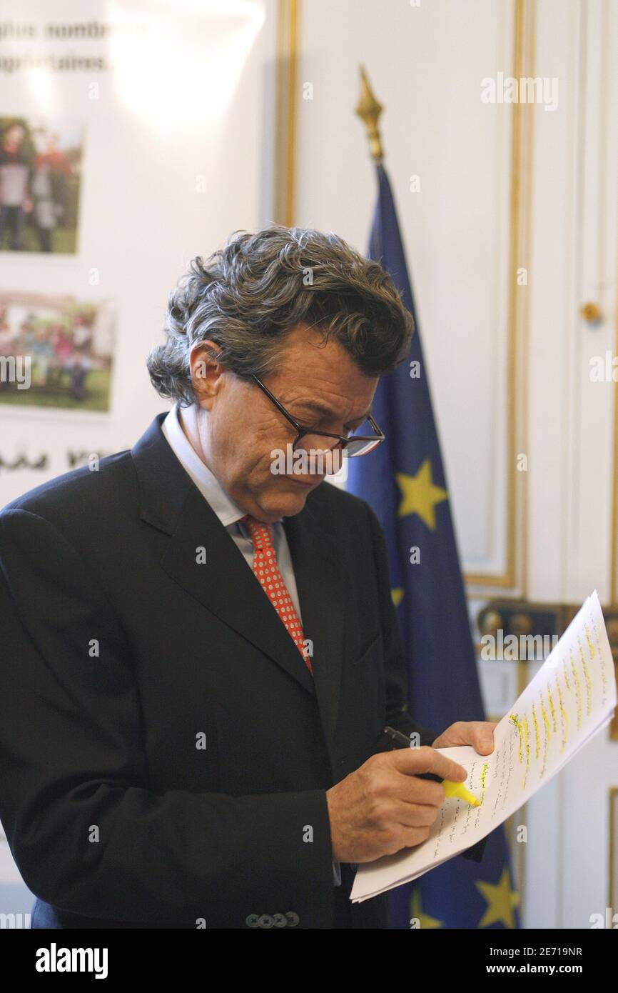 Minister for Employment, Jean-Louis Borloo, gives his New Year adress to press at Employement Ministry in Paris, France, on January 23, 2007. Photo by Bernard Bisson/ABACAPRESS.COM Stock Photo