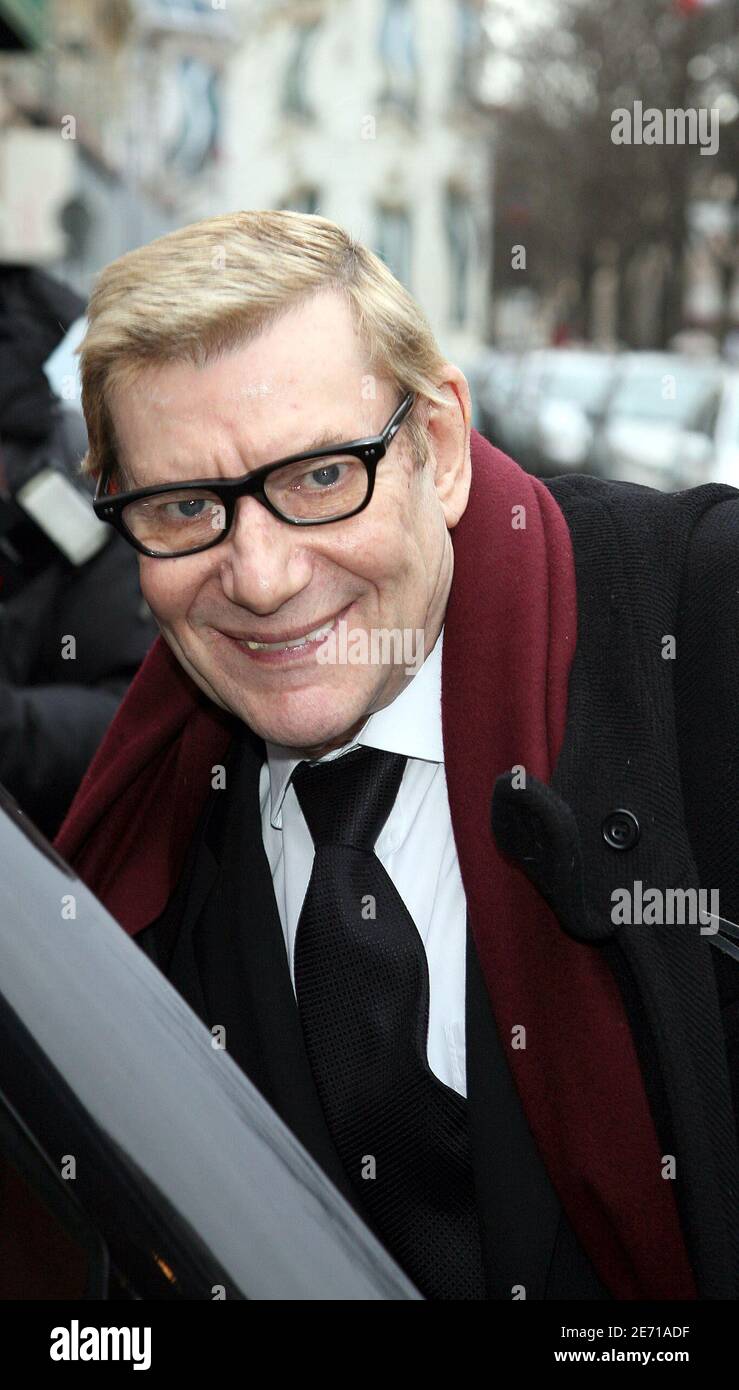 French designer Yves Saint Laurent leaves 'Four seasons hotel' in Paris,  France on January 23, 2007. Photo by Denis Guignebourg/ABACAPRESS.COM Stock  Photo - Alamy