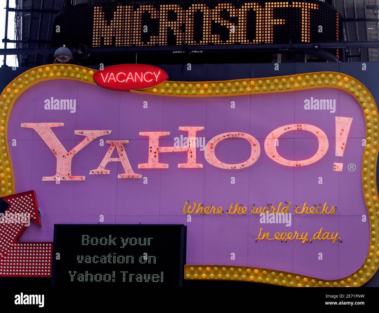 Yahoo sign new york city hi-res stock photography and images - Alamy