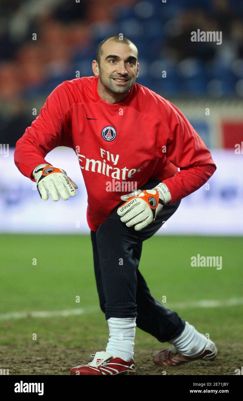 PSG's goalkeeper Jerome Alonso during the French first league football match, PSG vs Sochaux at 'Le parc des Princes' in Paris, France. on January 27, 2007. The match ended in a 0-0 draw. Photo by Mehdi Taamallah/Cameleon/ABACAPRESS.COM Stock Photo