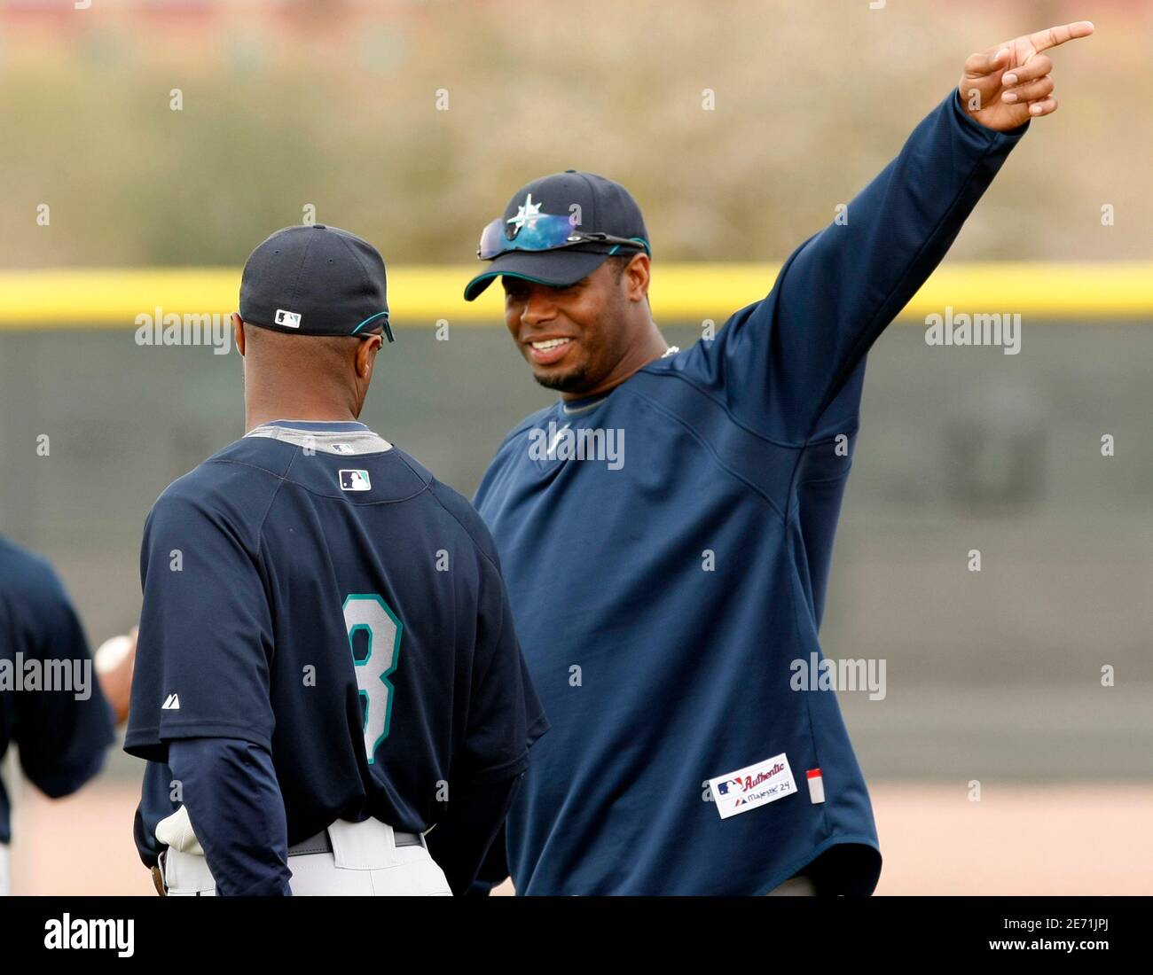 Seattle Mariners Ken Griffey Jr. (R) talks with Lee Tinsley during their  MLB spring training baseball camp in Peoria, Arizona on February 22, 2009.  REUTERS/Rick Scuteri (UNITED STATES Stock Photo - Alamy