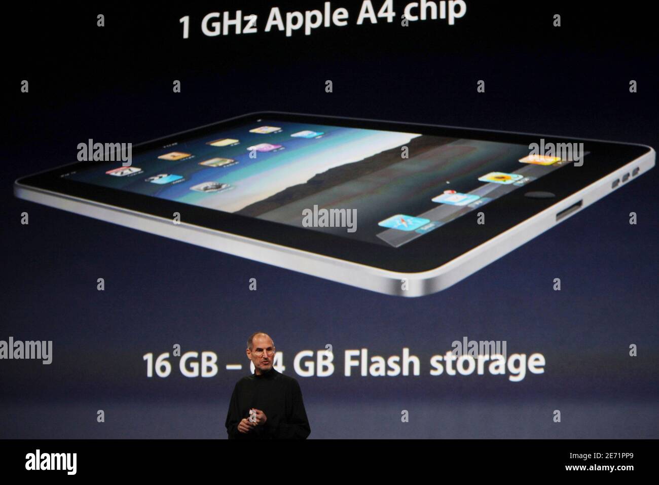 Steve jobs ipad launch hi-res stock photography and images - Alamy