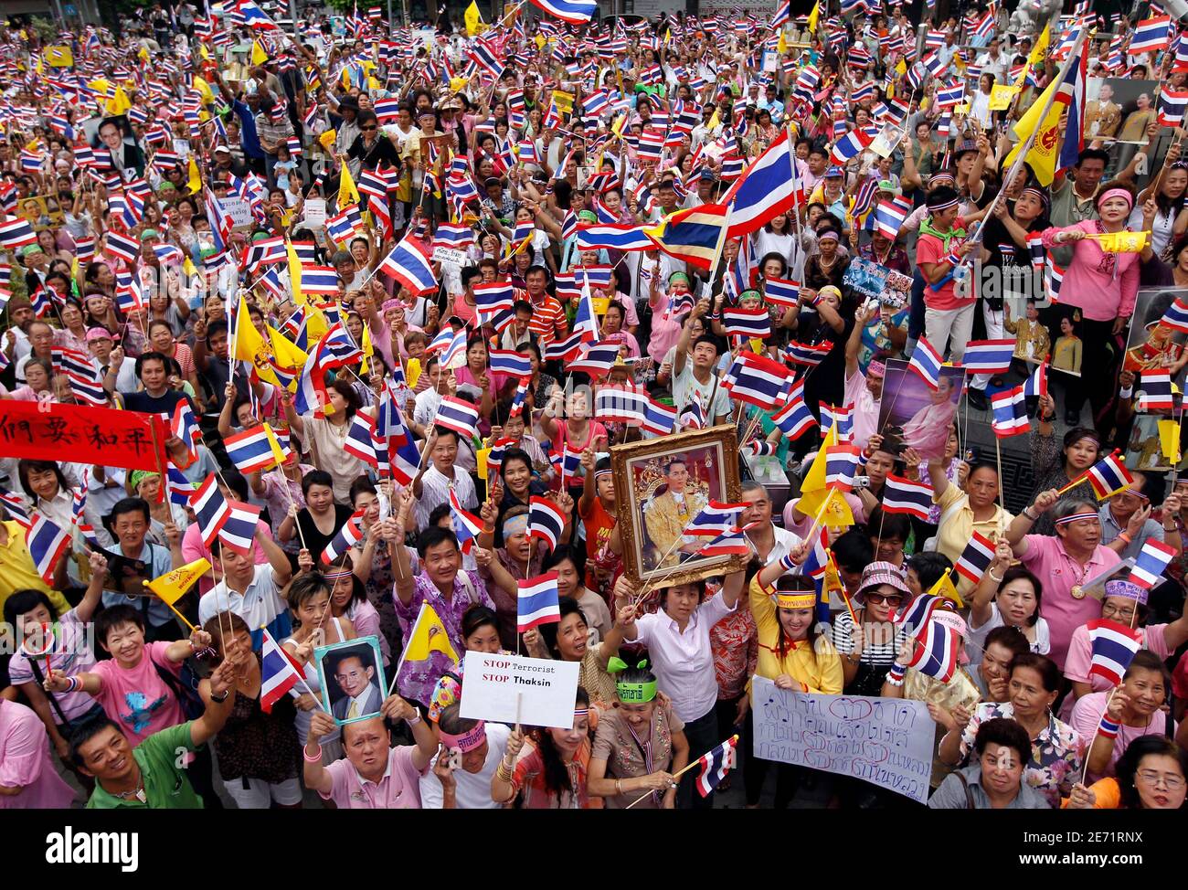 Pro-government supporters gather in Chinatown while waving Thai national  flags during a rally in Bangkok April 27, 2010. REUTERS/Jerry Lampen  (THAILAND - Tags: CIVIL UNREST POLITICS Stock Photo - Alamy