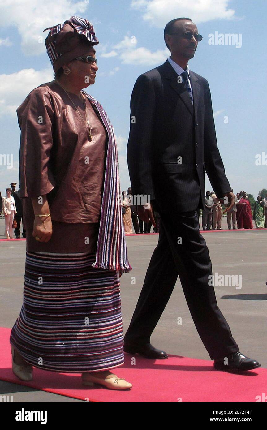 Rwanda's President Paul Kagame (R) welcomes his Liberian counterpart Ellen  Johnson-Sirleaf at Kigali international airport, February 21, 2007.  Johnson-Sirleaf is in Rwanda to officiate an international women's  conference. REUTERS/Arthur Asiimwe (RWANDA ...
