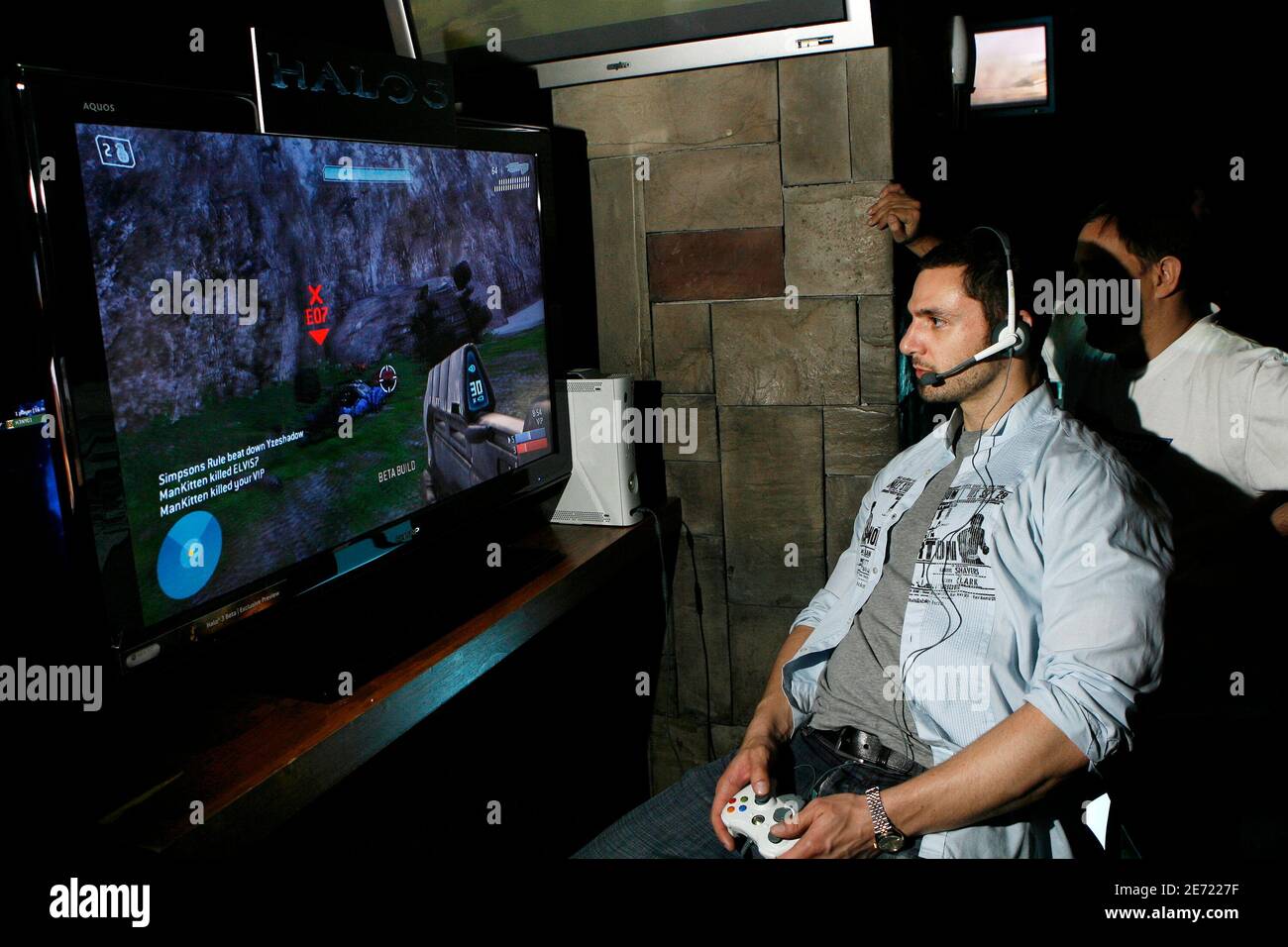 Gamer Blain Howard tests out a beta version of the new XBox 360 game Halo 3  in New York May 11, 2007. REUTERS/Lucas Jackson (UNITED STATES Stock Photo  - Alamy