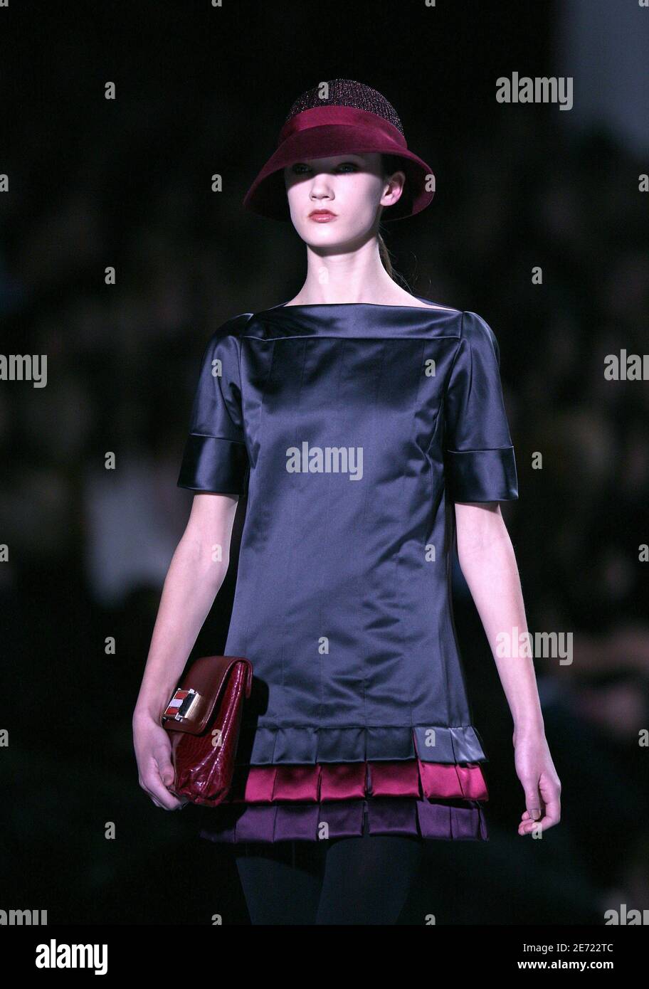 A model displays a creation by fashion designer Marc Jacobs for Louis  Vuitton Ready-to-Wear 2007 Spring-Summer in Paris, France, on October 8,  2006. Photo by Java/ABACAPRESS.COM Stock Photo - Alamy