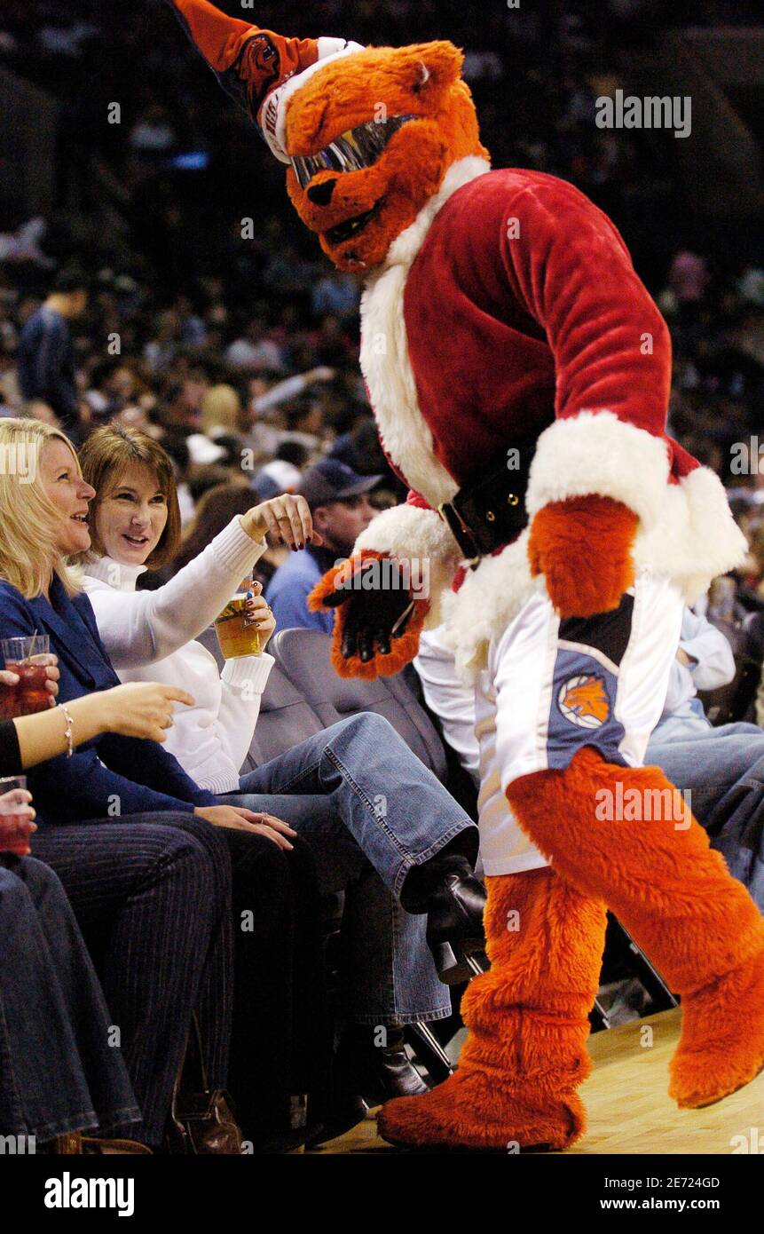 Charlotte Bobcats mascot Rufus, dressed as Santa Claus, spreads Christmas  cheer among the fans during the NBA basketball game against the New York  Knicks in Charlotte, North Carolina December 21, 2007. REUTERS/Robert