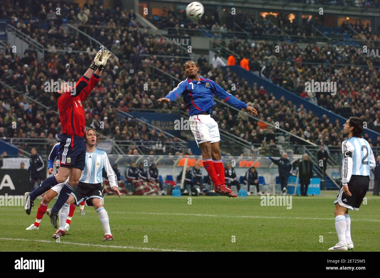 France's Florent Malouda and ARgentina's goalkepper Roberto Abbondanzieri during the international friendly match, France vs Argentina at the stade de France, in Saint-Denis, near Paris, on February 7, 2007. Argentina won 1-0. Photo by Gouhier-Taamallah/Cameleon/ABACAPRESS.COM Stock Photo