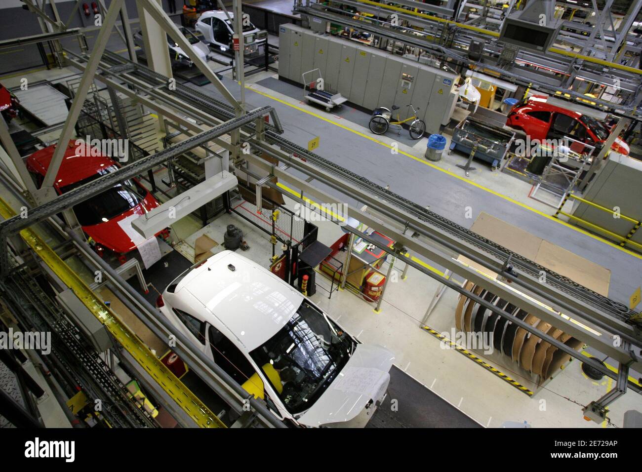A general view shows a production line of General Motors' German unit Opel  at the plant in the Eastern German town of Eisenach, May 4, 2009.  REUTERS/Tobias Schwarz (GERMANY POLITICS TRANSPORT Stock
