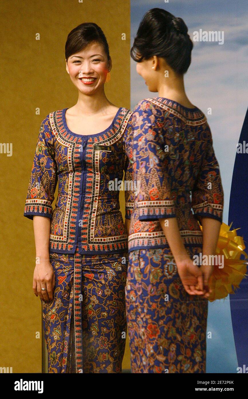 Singapore airlines stewardess hi-res stock photography and images - Alamy