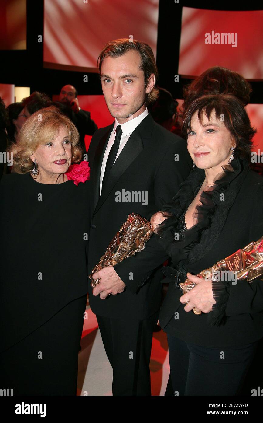 Jeanne Moreau, Jude Law and Marlene Jobert pose at the end of the 32nd Cesar awards ceremony held at the Theatre du Chatelet in Paris, France, on February 24, 2007. Photo by Guignebourg-Nebinger/ABACAPRESS.COM Stock Photo